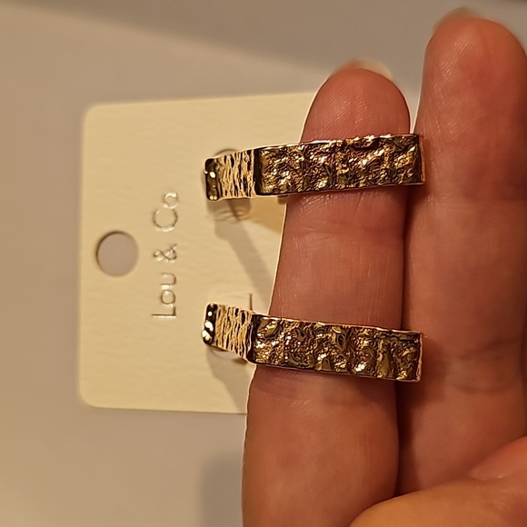 LOU & CO NWT Hammered gold, diamond shaped geometric earrings - Picture 8 of 8